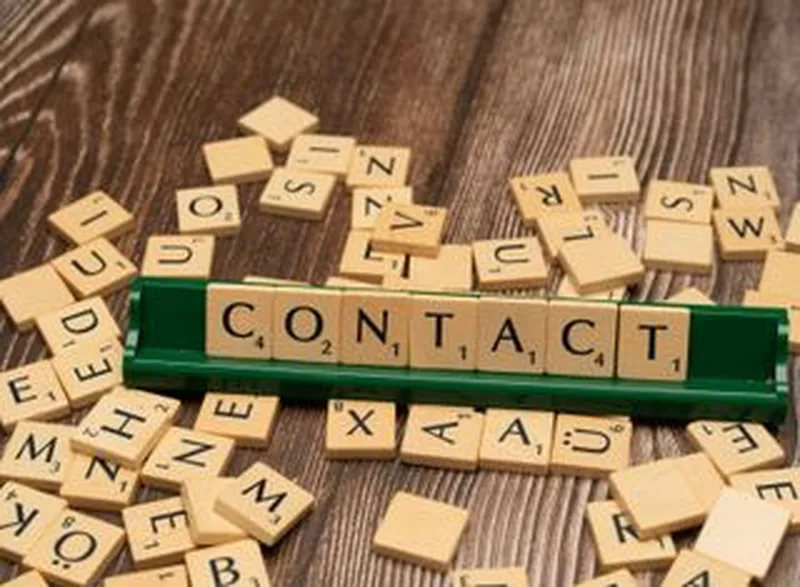 Contact — lettres de Scrabble